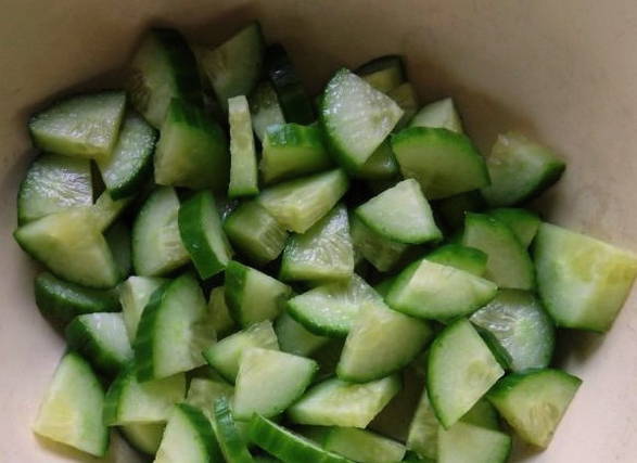 Салат из свежих огурцов с яйцом и зеленым луком