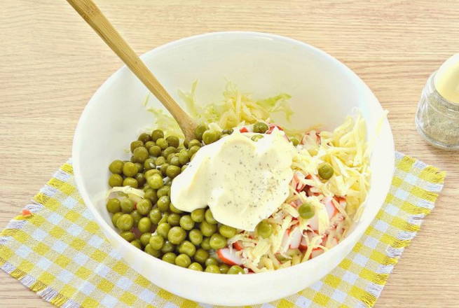 Салат из свежей капусты с крабовыми палочками