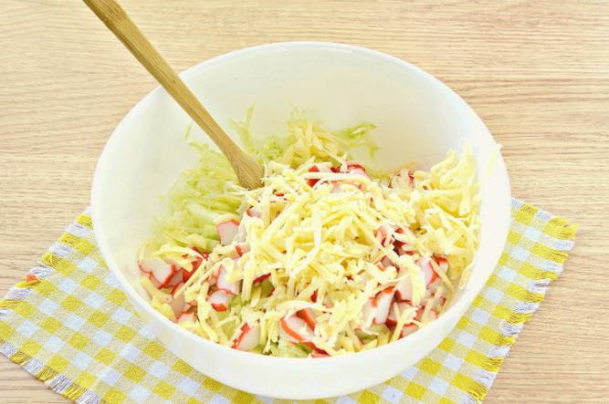 Салат из свежей капусты с крабовыми палочками