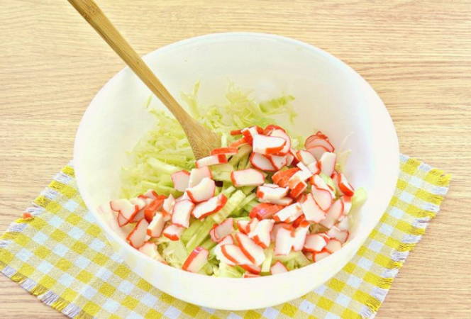 Салат из свежей капусты с крабовыми палочками