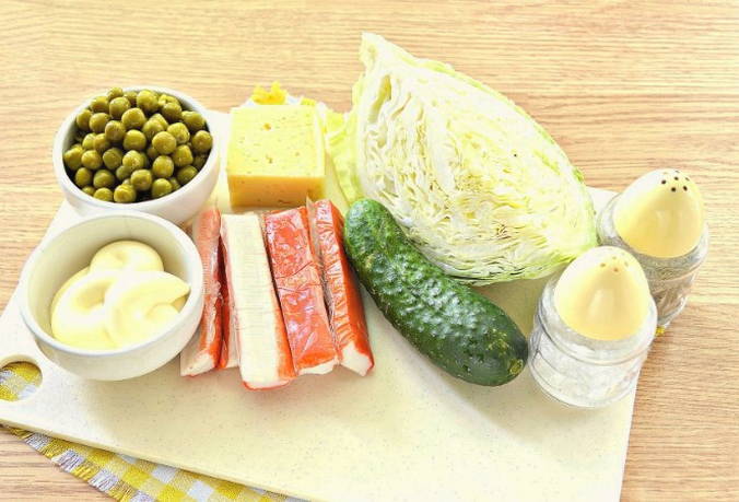 Салат из свежей капусты с крабовыми палочками
