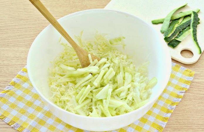 Салат из свежей капусты с крабовыми палочками