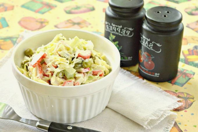 Салат из свежей капусты с крабовыми палочками