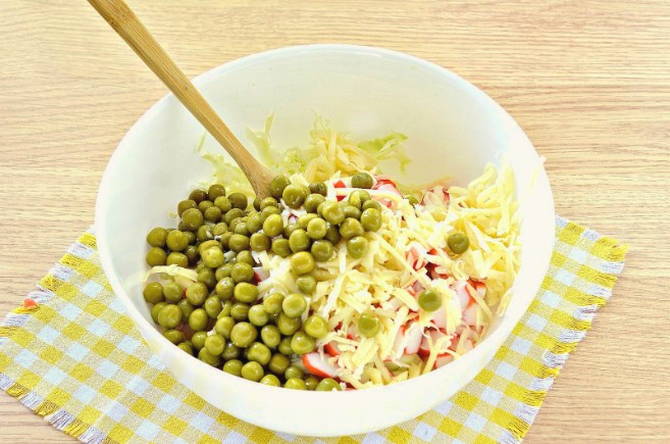 Салат из свежей капусты с крабовыми палочками