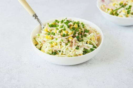 Салат из свежей капусты с колбасой и кукурузой