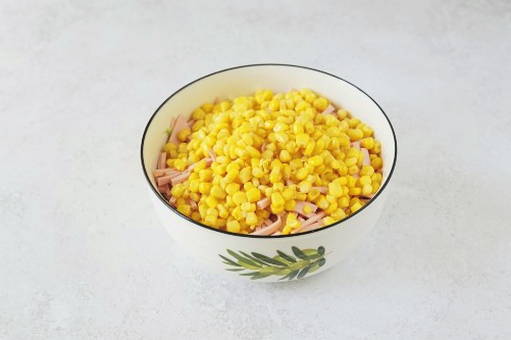 Салат из свежей капусты с колбасой и кукурузой