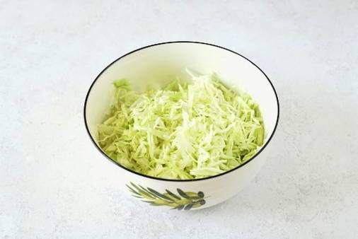 Салат из свежей капусты с колбасой и кукурузой