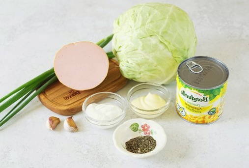 Салат из свежей капусты с колбасой и кукурузой