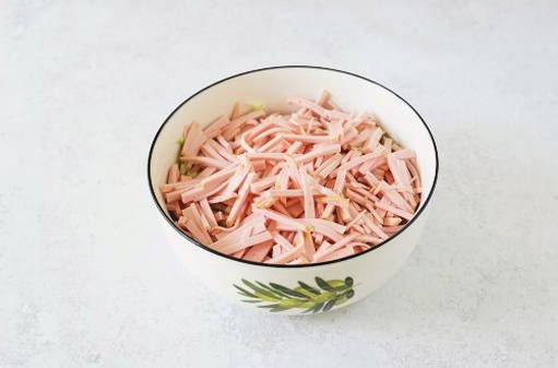 Салат из свежей капусты с колбасой и кукурузой