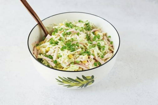 Салат из свежей капусты с колбасой и кукурузой