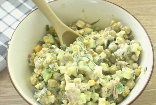 Салат из сардины консервированной, с яйцом, огурцом и горошком