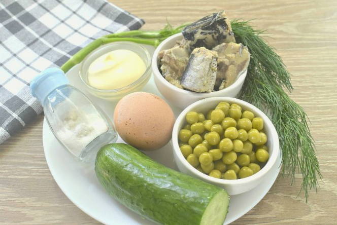 Салат из сардины консервированной, с яйцом, огурцом и горошком