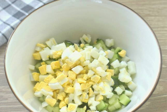 Салат из сардины консервированной, с яйцом, огурцом и горошком