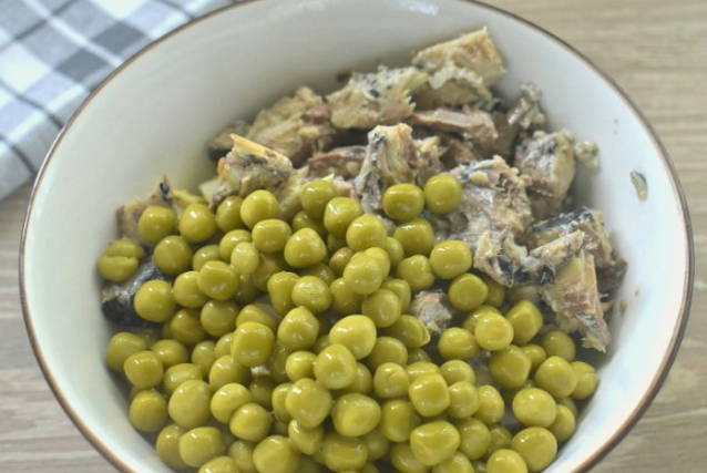 Салат из сардины консервированной, с яйцом, огурцом и горошком