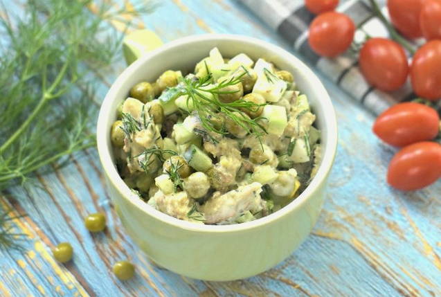 Салат из сардины консервированной, с яйцом, огурцом и горошком