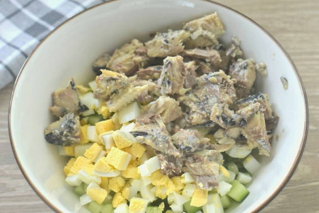Салат из сардины консервированной, с яйцом, огурцом и горошком
