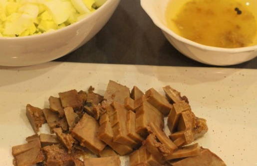 Салат из печени трески с яйцом, свежим огурцом и луком