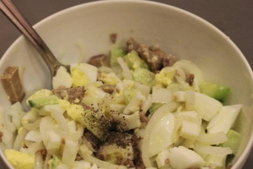 Салат из печени трески с яйцом, свежим огурцом и луком