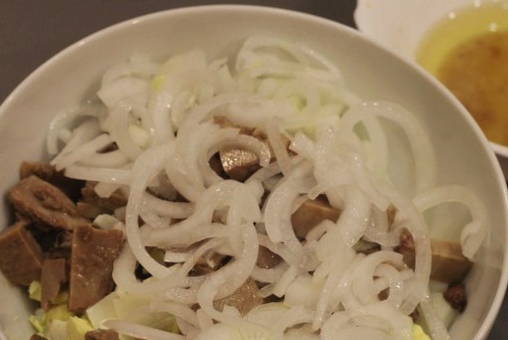 Салат из печени трески с яйцом, свежим огурцом и луком