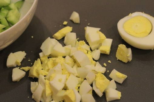 Салат из печени трески с яйцом, свежим огурцом и луком