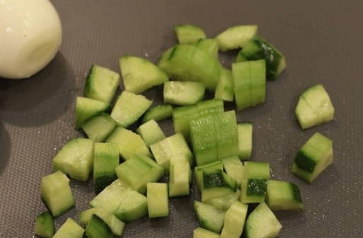 Салат из печени трески с яйцом, свежим огурцом и луком