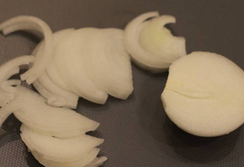 Салат из печени трески с яйцом, свежим огурцом и луком