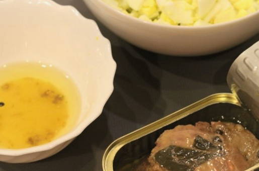 Салат из печени трески с яйцом, свежим огурцом и луком