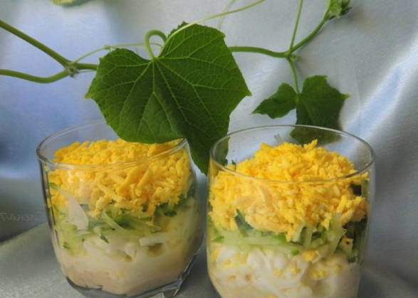 Салат из печени трески с рисом, яйцом, огурцом и зеленью