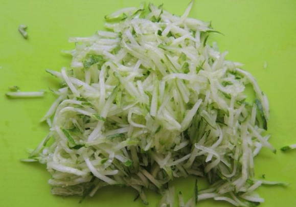 Салат из печени трески с рисом, яйцом, огурцом и зеленью