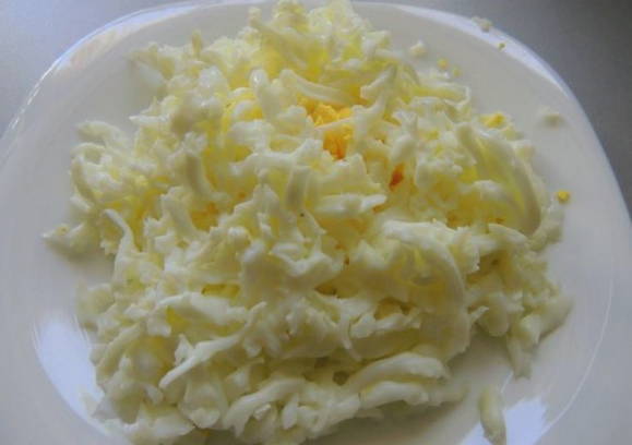 Салат из печени трески с рисом, яйцом, огурцом и зеленью