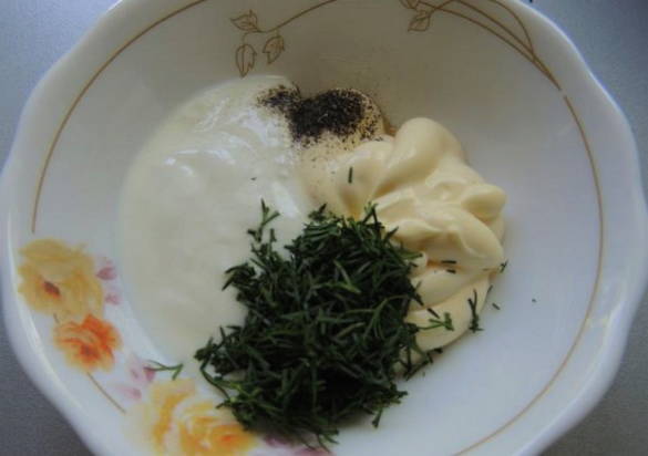 Салат из печени трески с рисом, яйцом, огурцом и зеленью