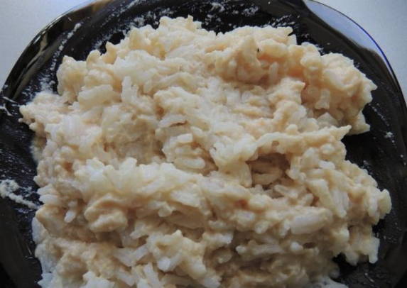 Салат из печени трески с рисом, яйцом, огурцом и зеленью