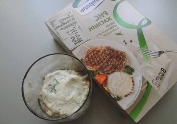 Салат из печени трески с рисом, яйцом, огурцом и зеленью