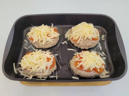 Котлеты с помидорами и сыром в духовке