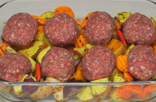 Котлеты с овощами в духовке