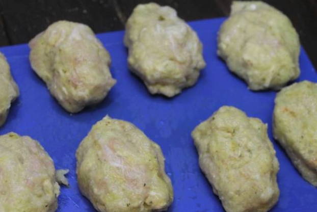 Котлеты из фарша и картофеля на сковороде