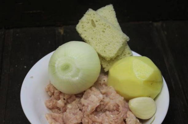 Котлеты из фарша и картофеля на сковороде