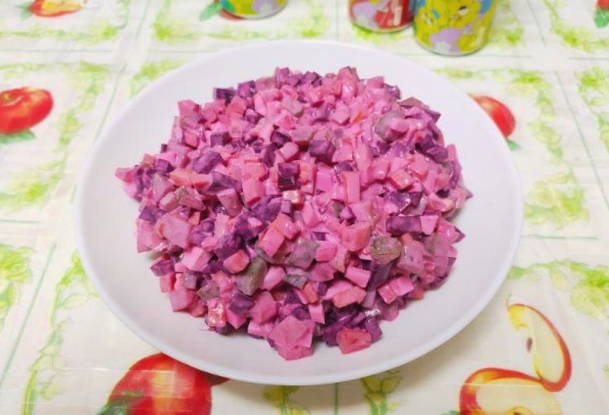 Салат из вареной свеклы с яйцом и соленым огурцом