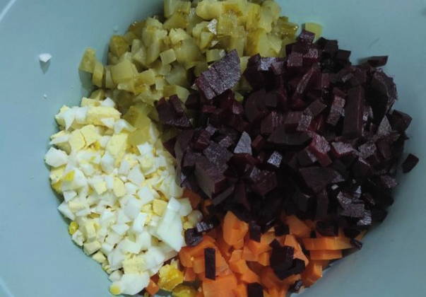 Салат из вареной свеклы с яйцом и соленым огурцом