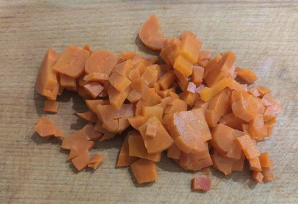 Салат из вареной свеклы с яйцом и соленым огурцом