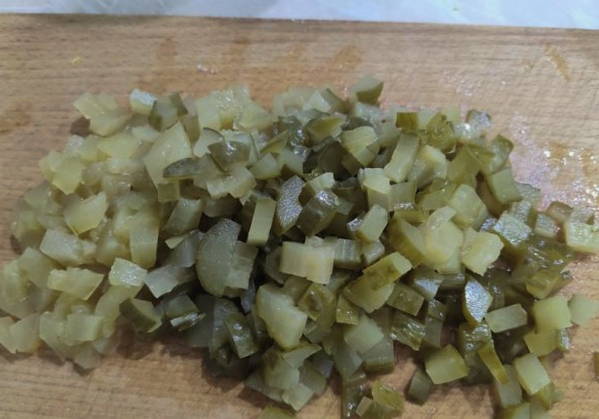 Салат из вареной свеклы с яйцом и соленым огурцом