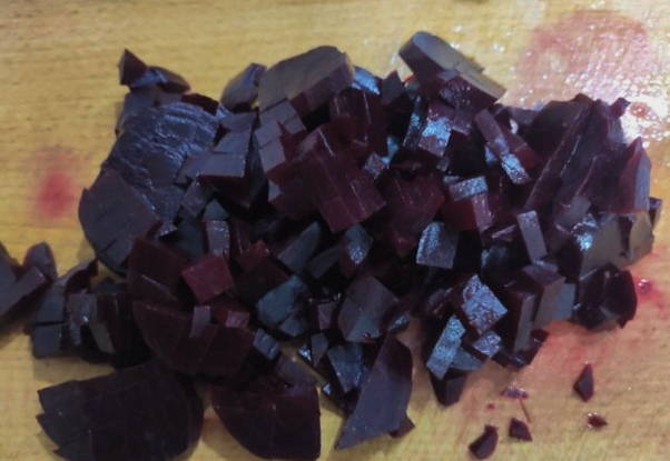 Салат из вареной свеклы с яйцом и соленым огурцом