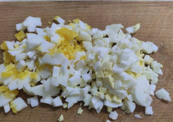 Салат из вареной свеклы с яйцом и соленым огурцом