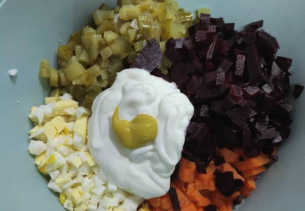 Салат из вареной свеклы с яйцом и соленым огурцом