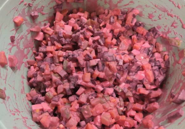Салат из вареной свеклы с яйцом и соленым огурцом