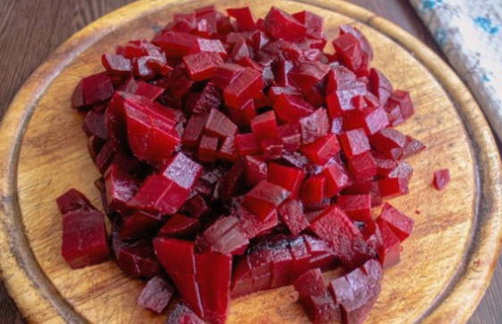 Салат из вареной свеклы с селедкой