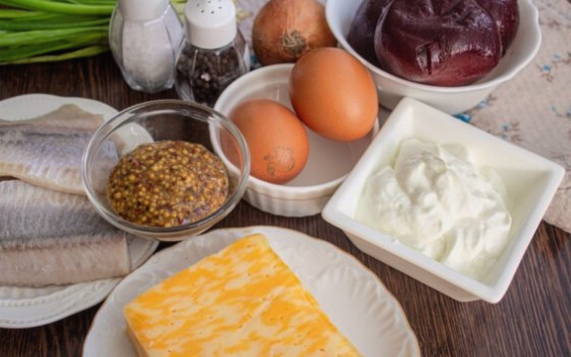 Салат из вареной свеклы с селедкой