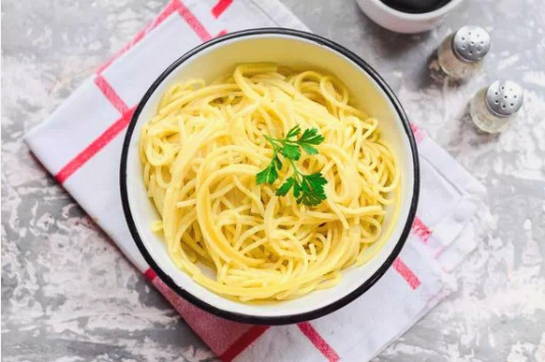 Макароны с куриным филе на сковороде