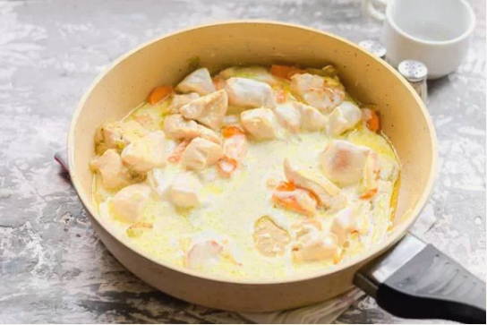 Макароны с куриным филе на сковороде