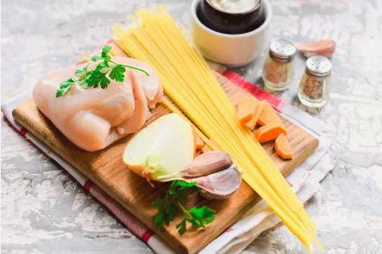 Макароны с куриным филе на сковороде